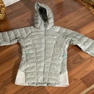Women’s Silver Puffer North Face winter 800 jacket perfect shape size small snow